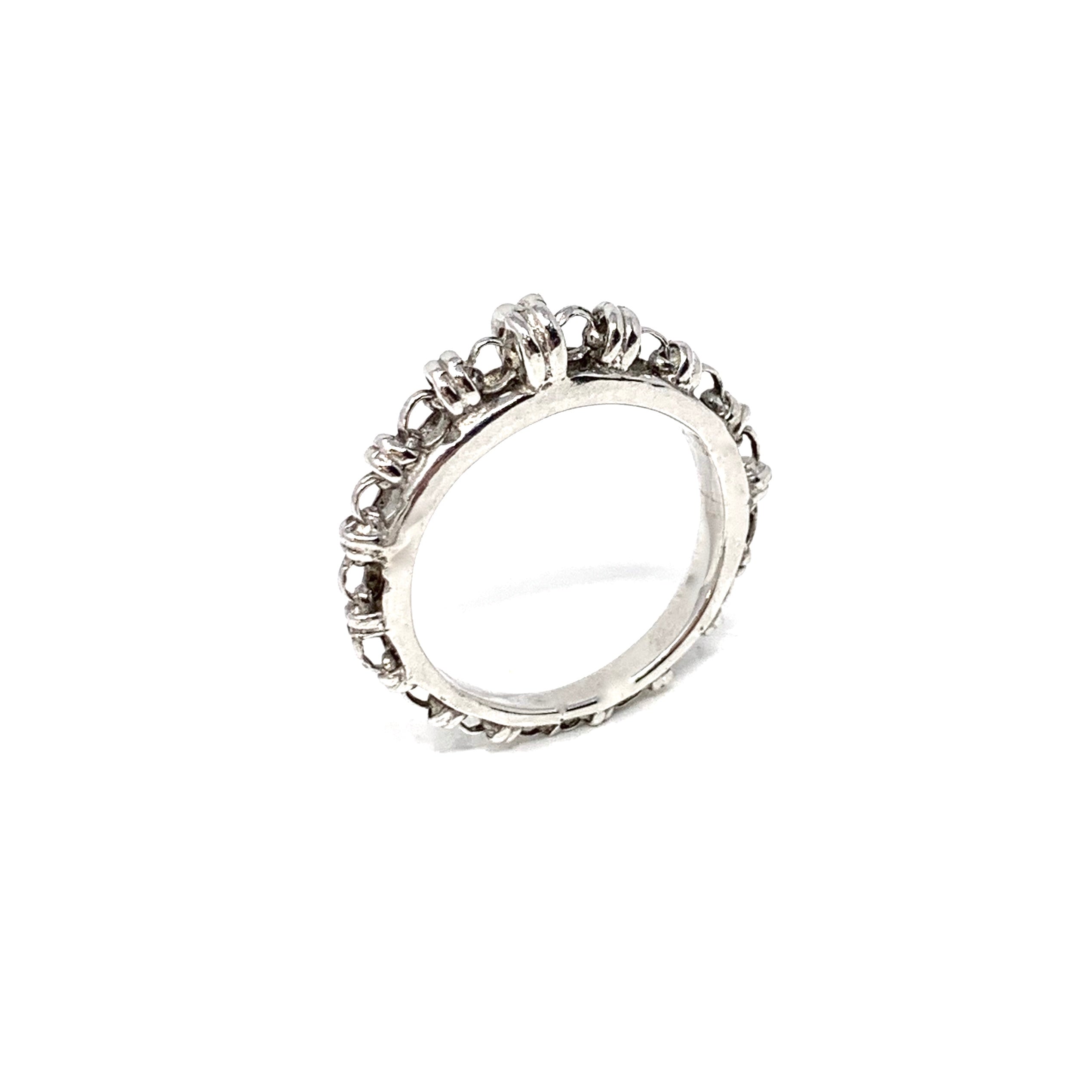 A side view of a silver ring with a silver chain design that has varying sizes of links to resemble a climb to the top - thus its Italian name ‘Scalare’: to climb. Designed and hand-crafted by DelBrenna Italian Jewelry designers and artisans in Tuscany.