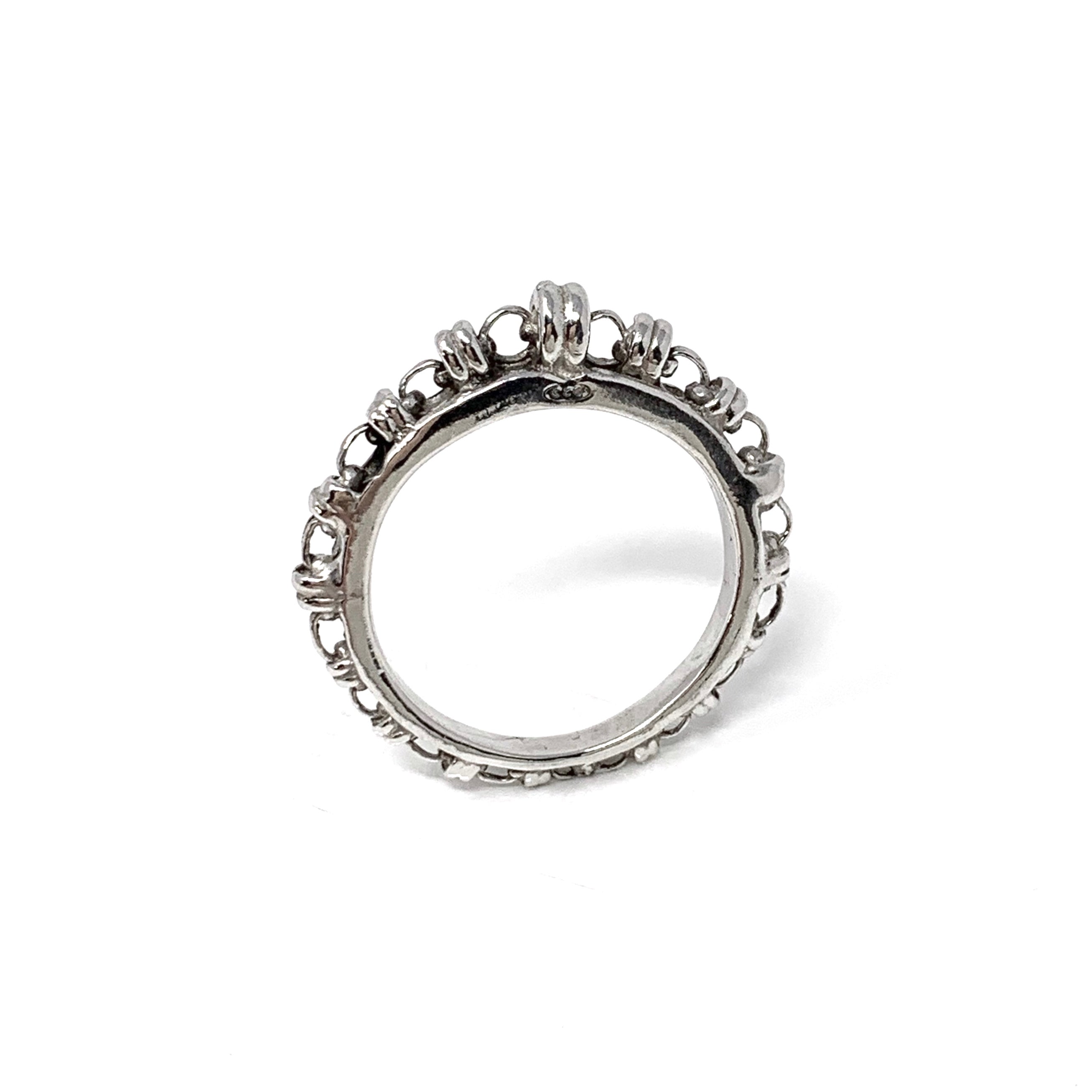 A frontal view of a silver ring with a silver chain design that has varying sizes of links to resemble a climb to the top - thus its Italian name ‘Scalare’: to climb. Designed and hand-crafted by DelBrenna Italian Jewelry designers and artisans in Tuscany.