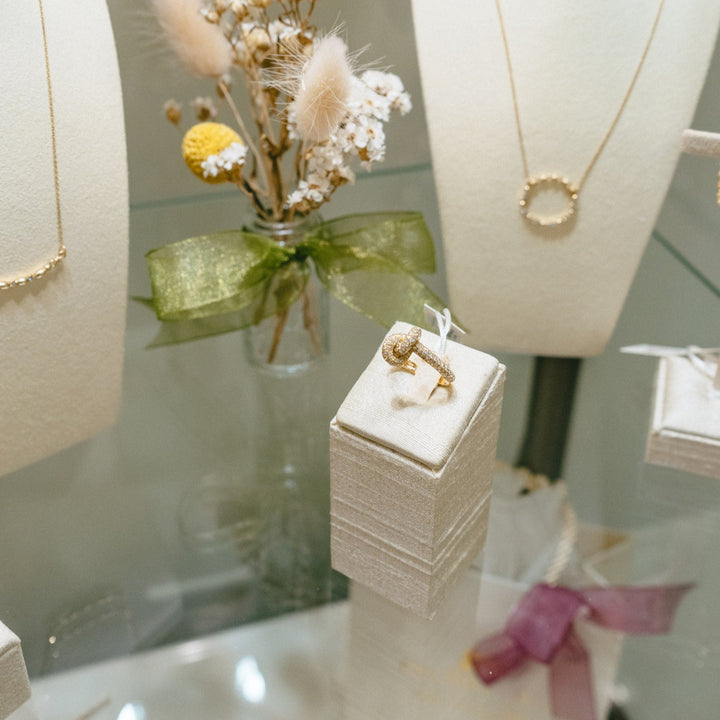 Knot Ring in 18k Yellow Gold with Diamonds