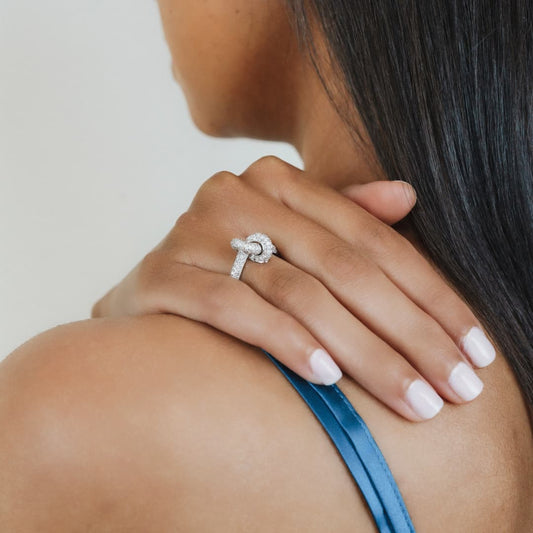 Knot Ring in 18k White Gold with Diamonds