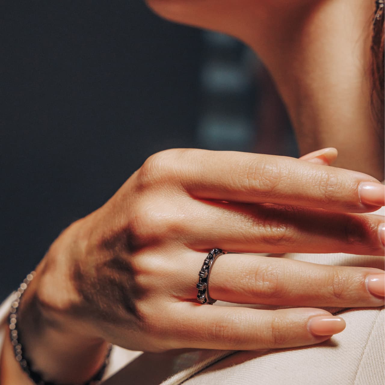 Links 'Scalare' Ring in Black