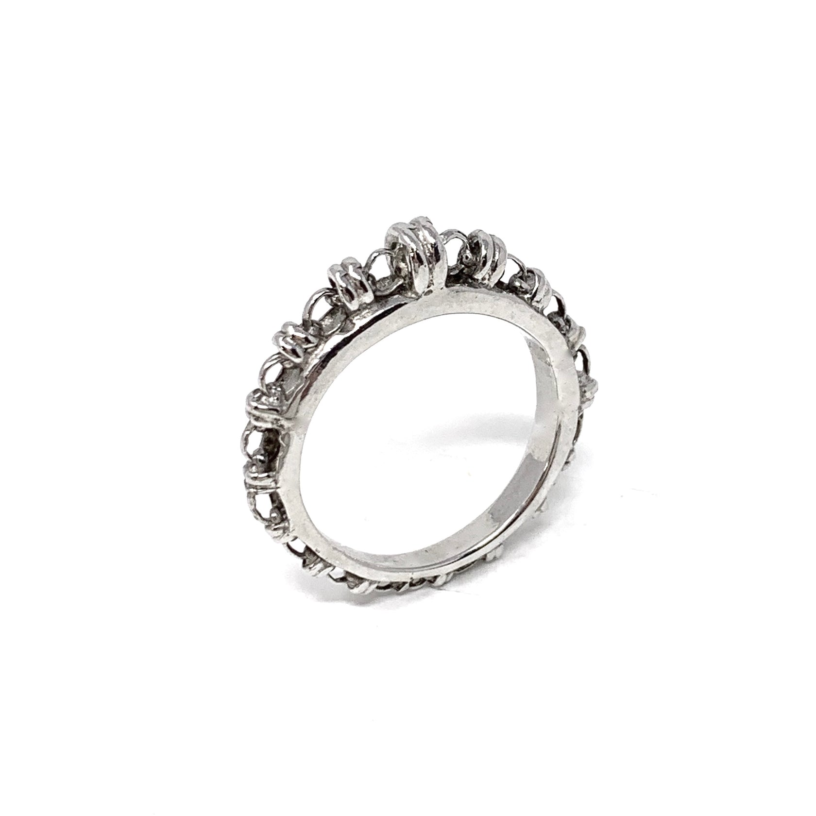 A silver ring with a silver chain design that has varying sizes of links to resemble a climb to the top - thus its Italian name ‘Scalare’: to climb. Designed and hand-crafted by DelBrenna Italian Jewelry designers and artisans in Tuscany.  