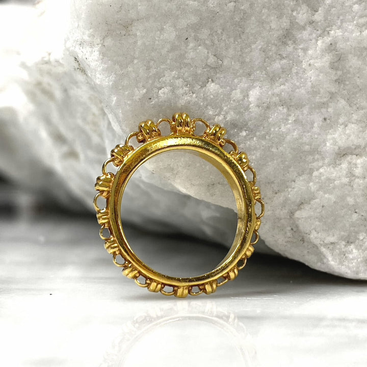 A side view of a gold ring with a gold chain design that has varying sizes of links to resemble a climb to the top - thus its Italian name ‘Scalare’: to climb. Designed and hand-crafted by DelBrenna Italian Jewelry designers and artisans in Tuscany. 