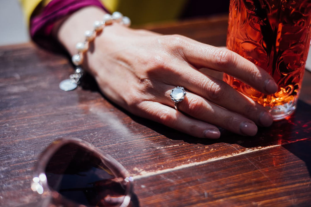 Petite Piazza Ring in Silver with Mother of Pearl