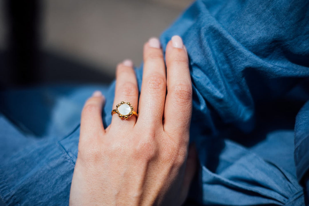 Petite Piazza Ring in Gold with Mother of Pearl