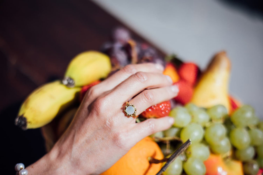 Petite Piazza Ring in Gold with Mother of Pearl