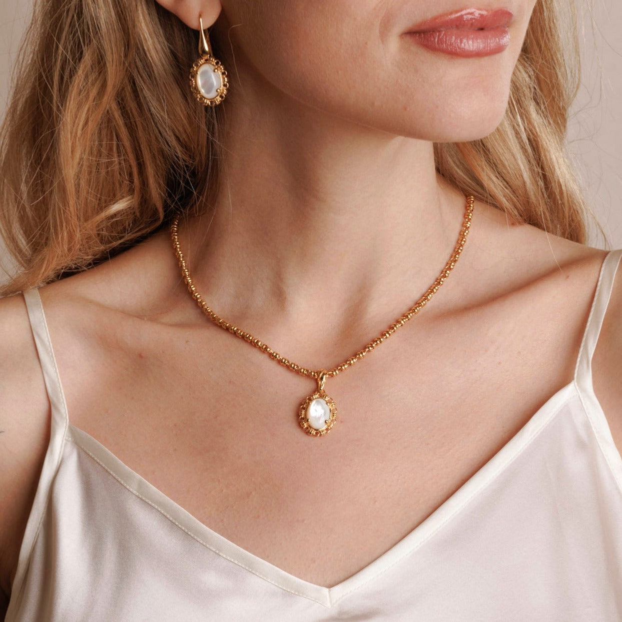 Aperitivo Pendant in Gold with Mother of Pearl