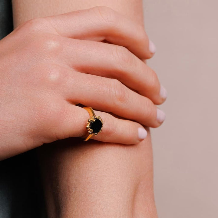 Petite Piazza Ring in Gold with Onyx