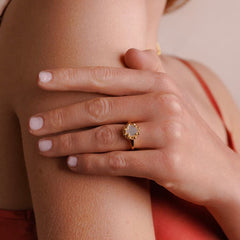 Petite Piazza Ring in Gold with Mother of Pearl