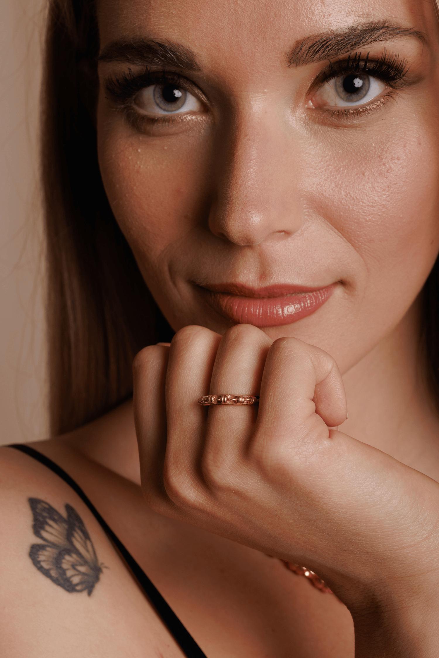A model wearing a gold ring with a gold chain design that has varying sizes of links to resemble a climb to the top - thus its Italian name ‘Scalare’: to climb. Designed and hand-crafted by DelBrenna Italian Jewelry designers and artisans in Tuscany. 