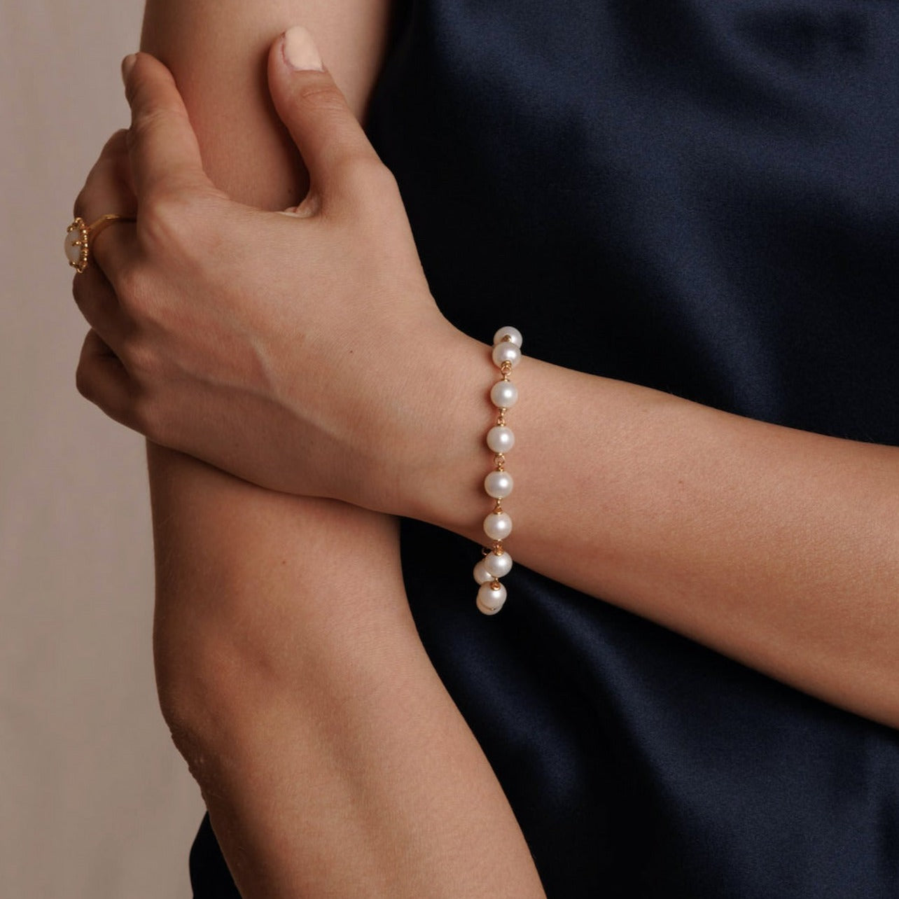 MEREDITH gray pearl bracelet - Carrie Whelan Designs