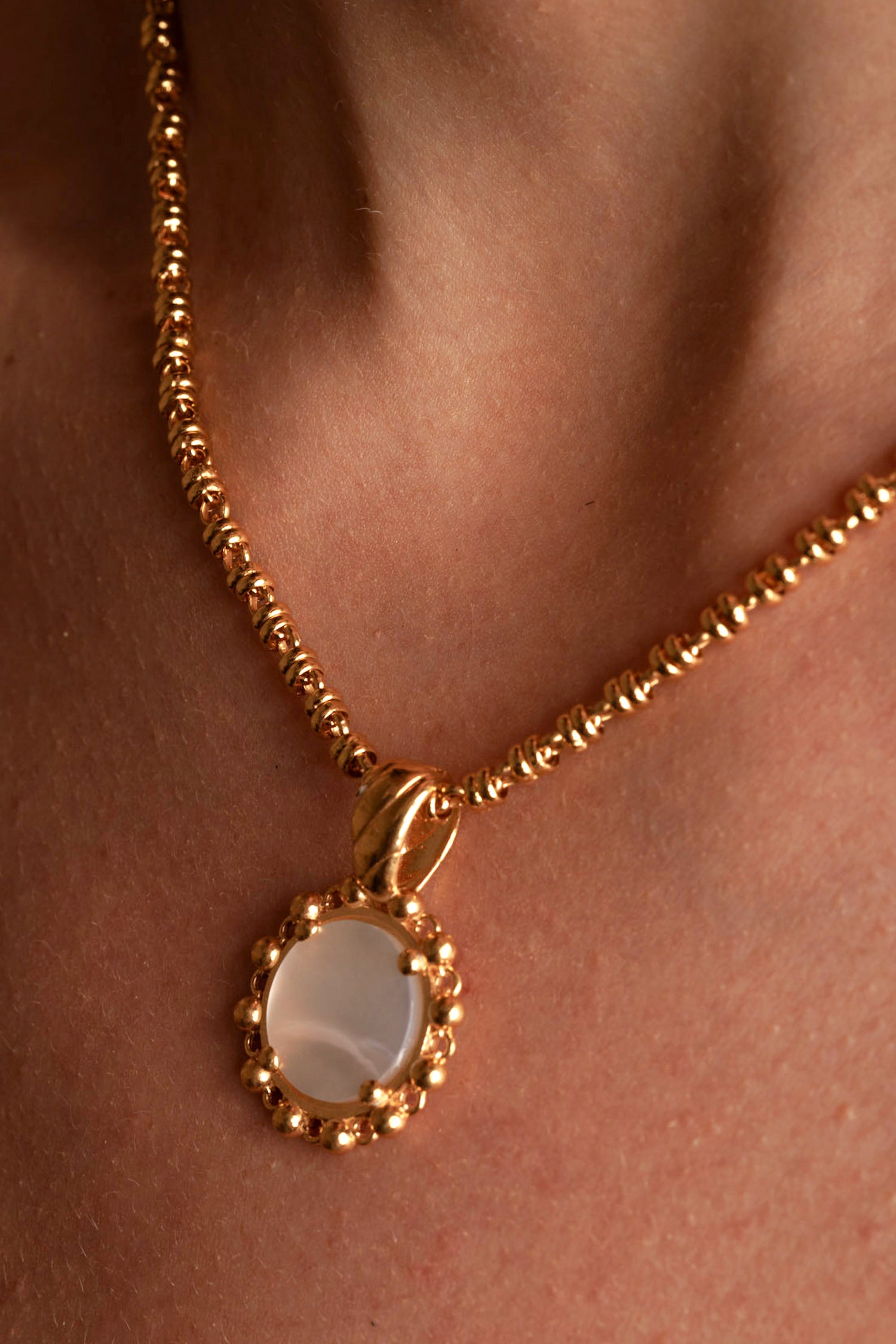 Piazza Pendant in Gold with Mother of Pearl